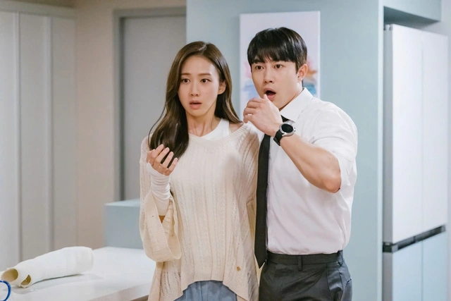 4 phim công sở hài hước không kém Undercover Miss Hong- Ảnh 3.