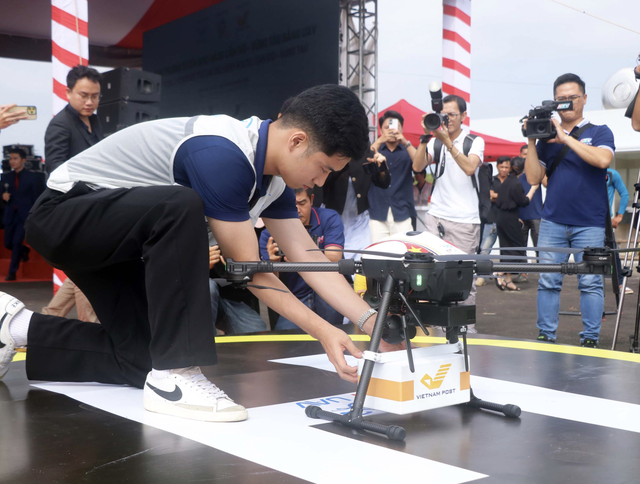 Ho Chi Minh City launches first cross-sea UAV postal route- Ảnh 1.