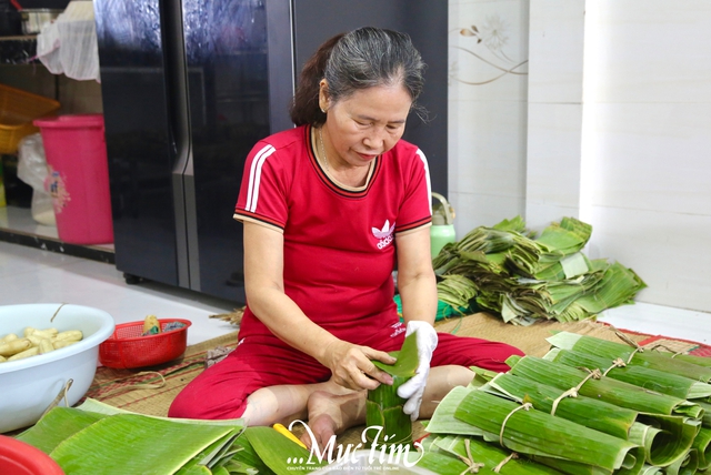 Nhộn nhịp lò bánh tét lá cẩm 3 thế hệ ở Cần Thơ ngày cận Tết- Ảnh 2.