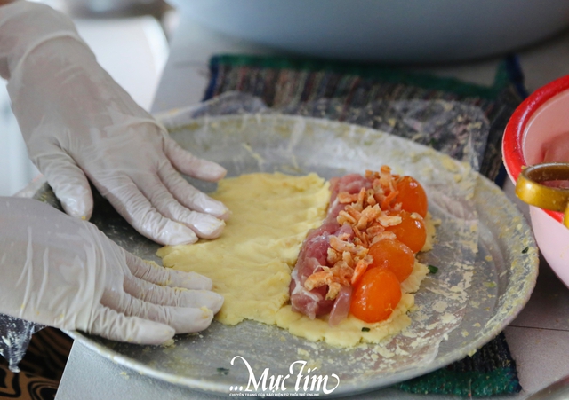 Nhộn nhịp lò bánh tét lá cẩm 3 thế hệ ở Cần Thơ ngày cận Tết- Ảnh 5.