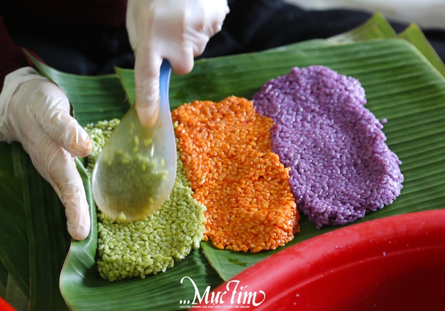 Nhộn nhịp lò bánh tét lá cẩm 3 thế hệ ở Cần Thơ ngày cận Tết- Ảnh 4.