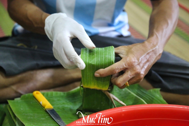 Nhộn nhịp lò bánh tét lá cẩm 3 thế hệ ở Cần Thơ ngày cận Tết- Ảnh 8.