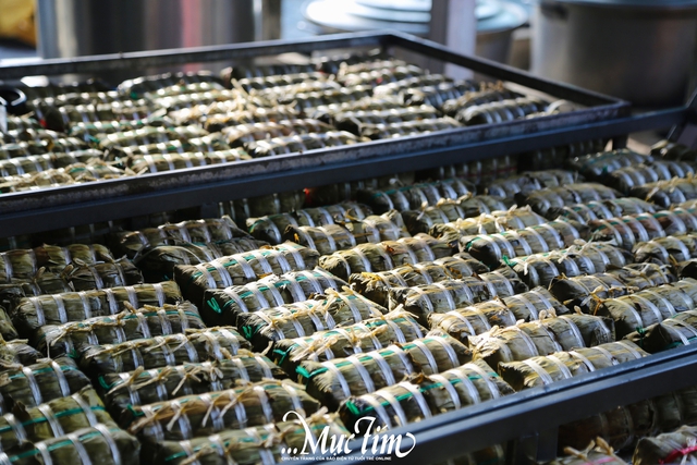 Nhộn nhịp lò bánh tét lá cẩm 3 thế hệ ở Cần Thơ ngày cận Tết- Ảnh 10.