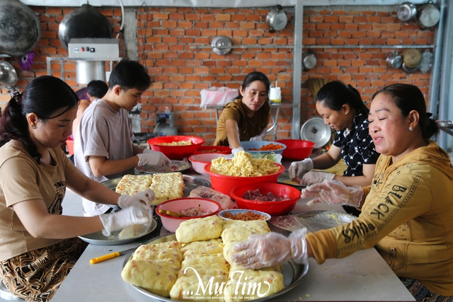Nhộn nhịp lò bánh tét lá cẩm 3 thế hệ ở Cần Thơ ngày cận Tết- Ảnh 11.