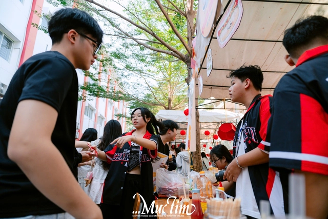 Học sinh Trường Trung học Thực hành Sài Gòn gói bánh chưng, gửi trọn yêu thương ngày Tết - Ảnh 30.