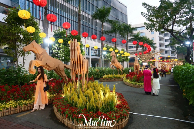 Dạo bước Hội hoa xuân Phú Mỹ Hưng 2026, khám phá những 'chiến mã' nổi tiếng thế giới- Ảnh 3.