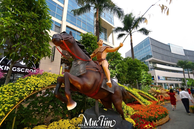 Dạo bước Hội hoa xuân Phú Mỹ Hưng 2026, khám phá những 'chiến mã' nổi tiếng thế giới- Ảnh 4.