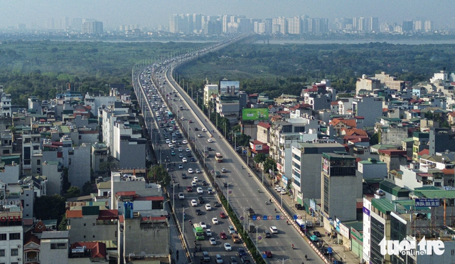 Vehicles flood Hanoi’s gateways as Lunar New Year holiday begins- Ảnh 1.