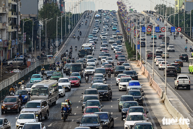 Vehicles flood Hanoi’s gateways as Lunar New Year holiday begins- Ảnh 2.