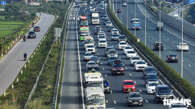 Vehicles flood Hanoi’s gateways as Lunar New Year holiday begins- Ảnh 5.