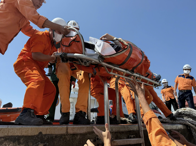 Vietnam rescuers, doctors brave rough seas to save German from luxury cruise ship- Ảnh 2.