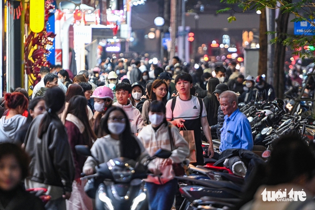 Hanoi fashion streets packed with Tet shoppers- Ảnh 1. Hanoi fashion streets packed with Tet shoppers- Ảnh 1.