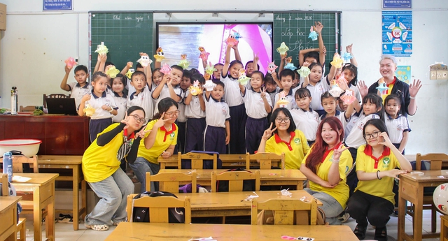 Sinh viên Nhân văn mang xuân yêu thương đến Vĩnh Long - Ảnh 3.