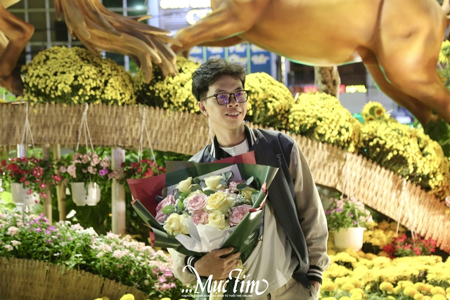 Đường hoa xuân Cần Thơ thu hút hàng trăm lượt khách đêm khai mạc- Ảnh 8.