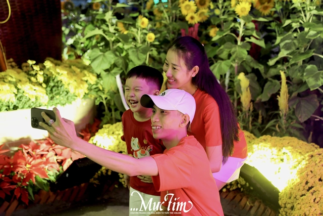 Đường hoa xuân Cần Thơ thu hút hàng trăm lượt khách đêm khai mạc- Ảnh 10.