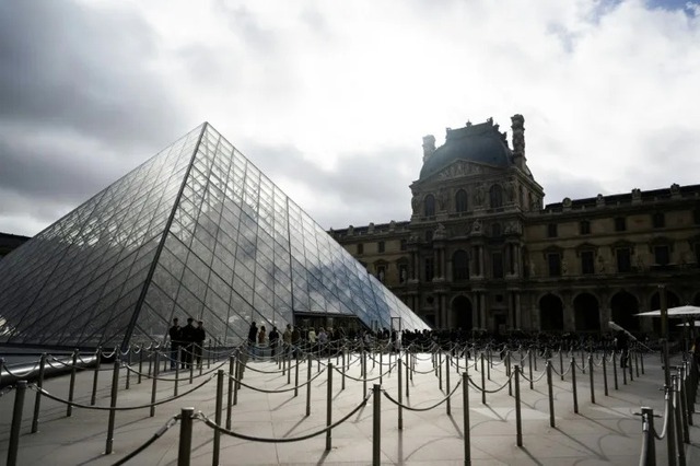 Water leak and ticket fraud charges add to Louvre woes- Ảnh 1.