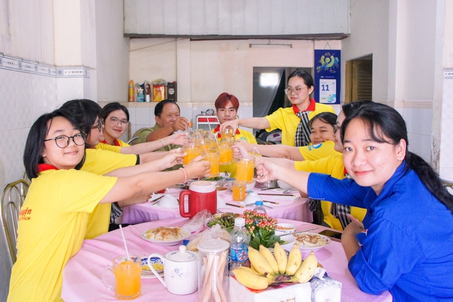 Sinh viên Nhân văn mang xuân yêu thương đến Vĩnh Long - Ảnh 6.