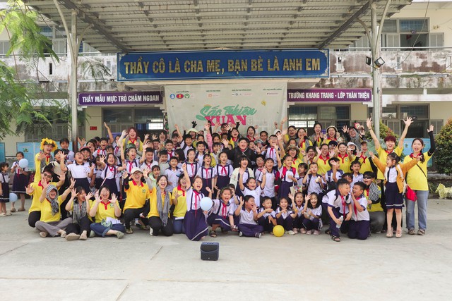 Sinh viên Nhân văn mang xuân yêu thương đến Vĩnh Long - Ảnh 1.