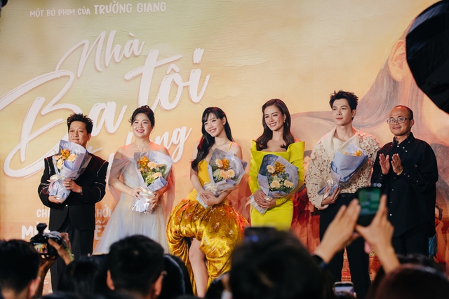 Trường Giang - Nhã Phương tay trong tay tạo nên khoảnh khắc gây sốt
- Ảnh 2.