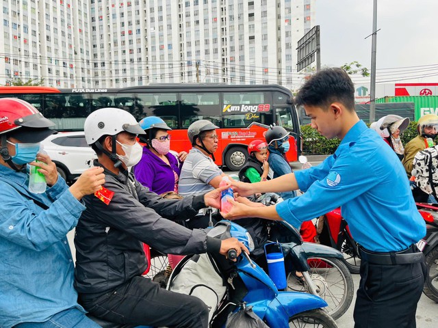 Ho Chi Minh City volunteers assist motorbike travelers on homebound journeys for Tet- Ảnh 1.