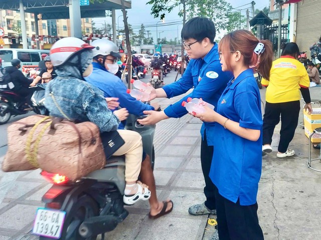 Ho Chi Minh City volunteers assist motorbike travelers on homebound journeys for Tet- Ảnh 3.