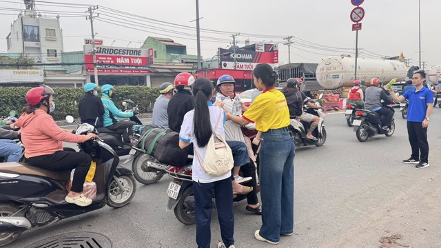 Ho Chi Minh City volunteers assist motorbike travelers on homebound journeys for Tet- Ảnh 2.