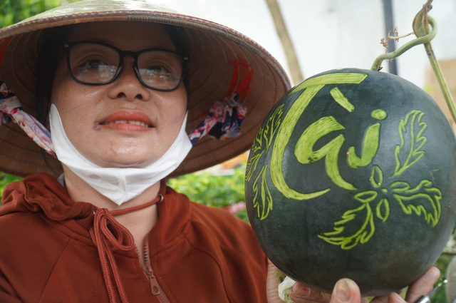 Watermelon carvers earn up to $194 each daily as Tet nears in Vietnam’s Dong Thap - Ảnh 1.