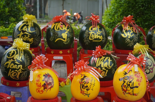 Watermelon carvers earn up to $194 each daily as Tet nears in Vietnam’s Dong Thap - Ảnh 4.
