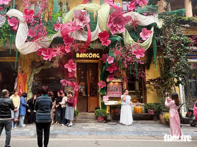 In Hanoi, people spend big for Tet photoshoots at cafes - Ảnh 2.