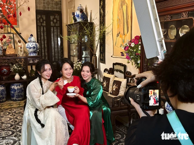 In Hanoi, people spend big for Tet photoshoots at cafes - Ảnh 1.