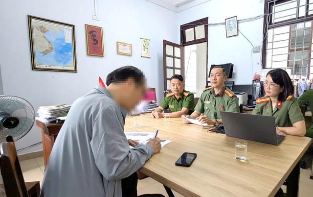 Da Nang man fined for posting false AI-generated image about Ho Chi Minh City Tet festival - Ảnh 1.