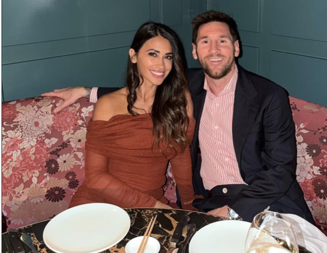 Messi tặng vợ gấu bông khổng lồ dịp Valentine
- Ảnh 1.