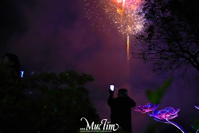 Phường Ngã Bảy (TP Cần Thơ) rực rỡ pháo hoa chào năm mới - Ảnh 3.