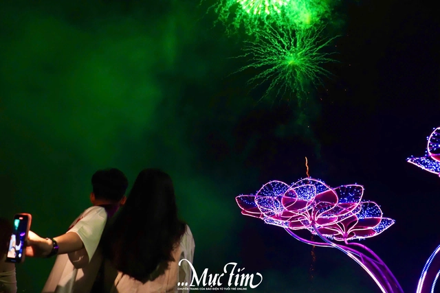 Phường Ngã Bảy (TP Cần Thơ) rực rỡ pháo hoa chào năm mới - Ảnh 4.