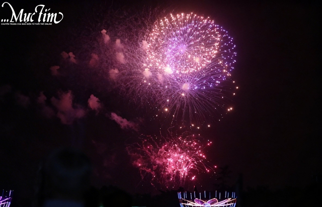 Dòng người đông nghịt xuống đường đón pháo hoa tại TP Cần Thơ- Ảnh 1.