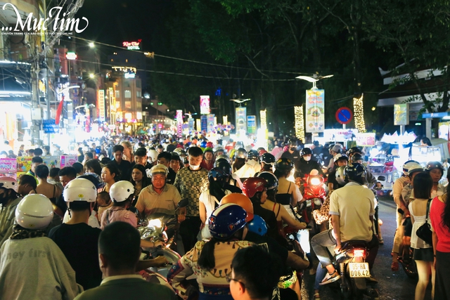 Dòng người đông nghịt xuống đường đón pháo hoa tại TP Cần Thơ- Ảnh 2.