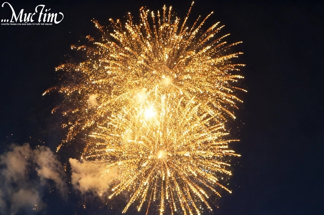 Dòng người đông nghịt xuống đường đón pháo hoa tại TP Cần Thơ- Ảnh 5.