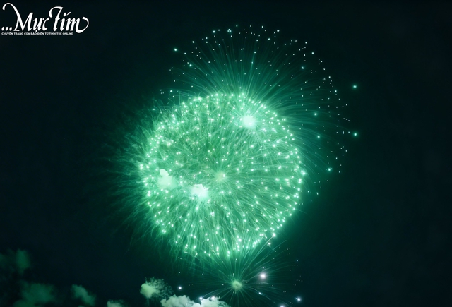 Dòng người đông nghịt xuống đường đón pháo hoa tại TP Cần Thơ- Ảnh 6.