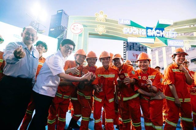 [LIVE BLOG] Fireworks light up the skies across Vietnam to welcome Lunar New Year - Ảnh 21.