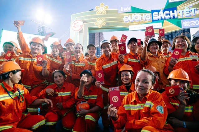 [LIVE BLOG] Fireworks light up the skies across Vietnam to welcome Lunar New Year - Ảnh 22.
