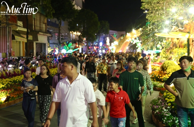 Dòng người đông nghịt xuống đường đón pháo hoa tại TP Cần Thơ- Ảnh 3.