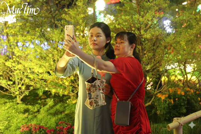 Dòng người đông nghịt xuống đường đón pháo hoa tại TP Cần Thơ- Ảnh 7.