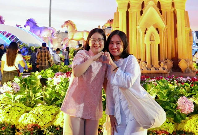 10 lời chúc Tết hay, hài hước gửi bạn bè dịp Tết Bính Ngọ- Ảnh 1. 10 lời chúc Tết hay, hài hước gửi bạn bè dịp Tết Bính Ngọ- Ảnh 1.