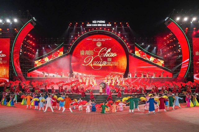 [LIVE BLOG] Fireworks light up the skies across Vietnam to welcome Lunar New Year - Ảnh 24.