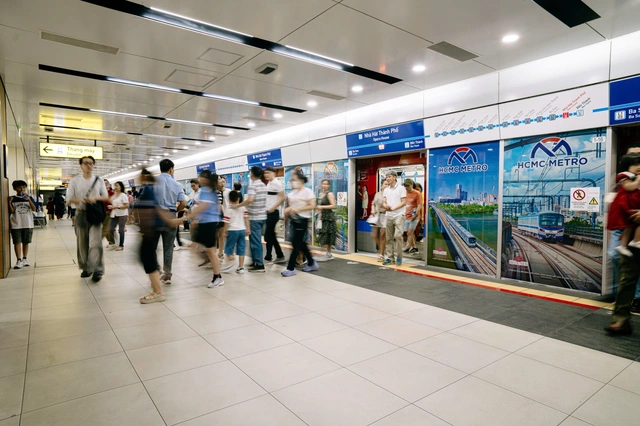 [LIVE BLOG] Fireworks light up the skies across Vietnam to welcome Lunar New Year - Ảnh 20.
