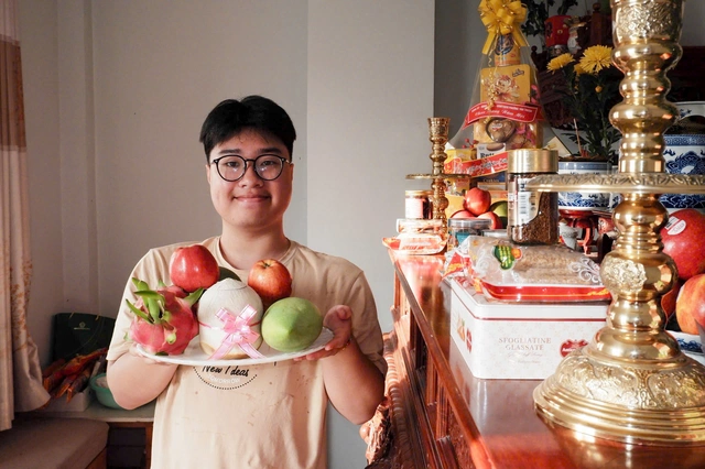 Bạn trẻ tự tay chưng mâm ngũ quả ngày Tết- Ảnh 1.