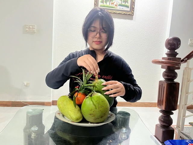 Bạn trẻ tự tay chưng mâm ngũ quả ngày Tết- Ảnh 3.