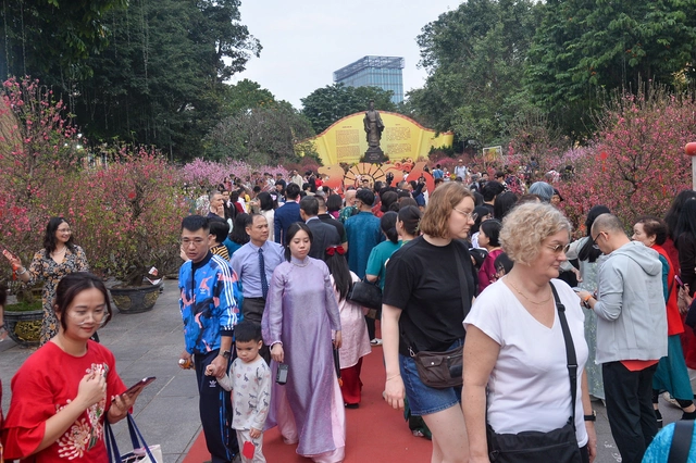 [LIVE BLOG] Fireworks light up the skies across Vietnam to welcome Lunar New Year - Ảnh 14.