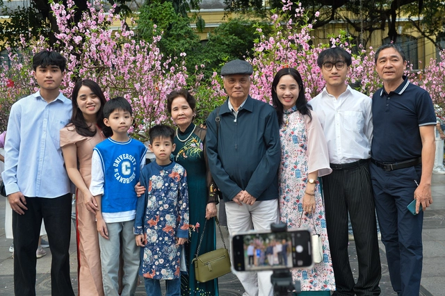 [LIVE BLOG] Fireworks light up the skies across Vietnam to welcome Lunar New Year - Ảnh 15.