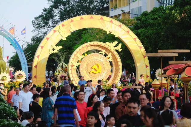 [LIVE BLOG] Fireworks light up the skies across Vietnam to welcome Lunar New Year - Ảnh 18.